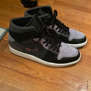 Black Gray worn once 

Air Jordan 1 Mid SE Craft